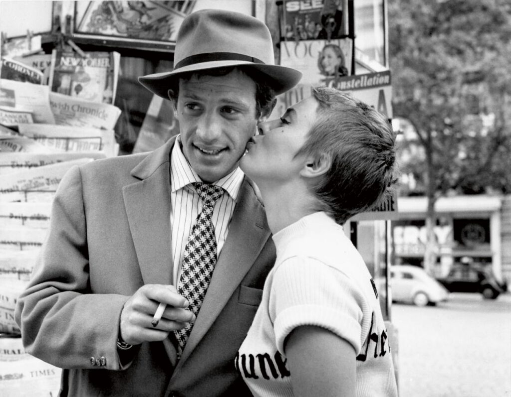 Jean-paul Belmondo et Jean Seberg dans À bout de souffle de jean-Luc Godard